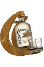 wódka dębowa 0 7 w drewnianym księżycu z kieliszkami z firmowym nadrukiem