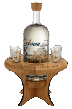 wódka dębowa 1 75 na drewnianym stoliku z kieliszkami z firmowym nadrukiem
