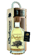 wódka dębowa golden 0 7 w drewnianej skrzynce z kieliszkami z firmowym nadrukiem