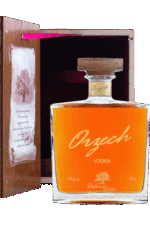 wódka orzech 0 7 w dębowej księdze