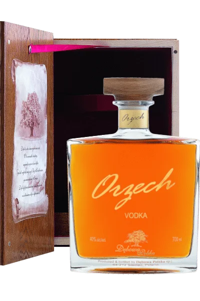 wódka orzech 0 7 w dębowej księdze