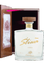 wódka śliwa 0 7 w dębowej księdze