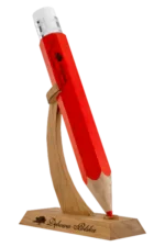 Likier wiśniowy 0,5 l „Zaczarowana Kredka” w dekoracyjnej butelce w kształcie czerwonej kredki, umieszczonej w drewnianym stojaku, prezentowy i elegancki wygląd